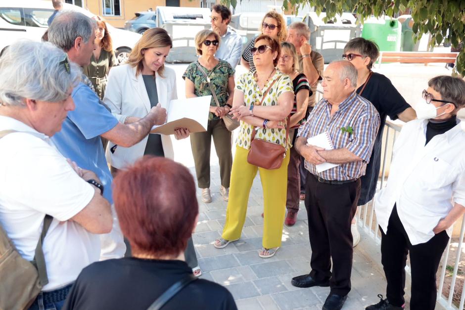 La alcaldesa de Valencia, María José Catalá, con vecinos de Orriols en su última visita al barrio