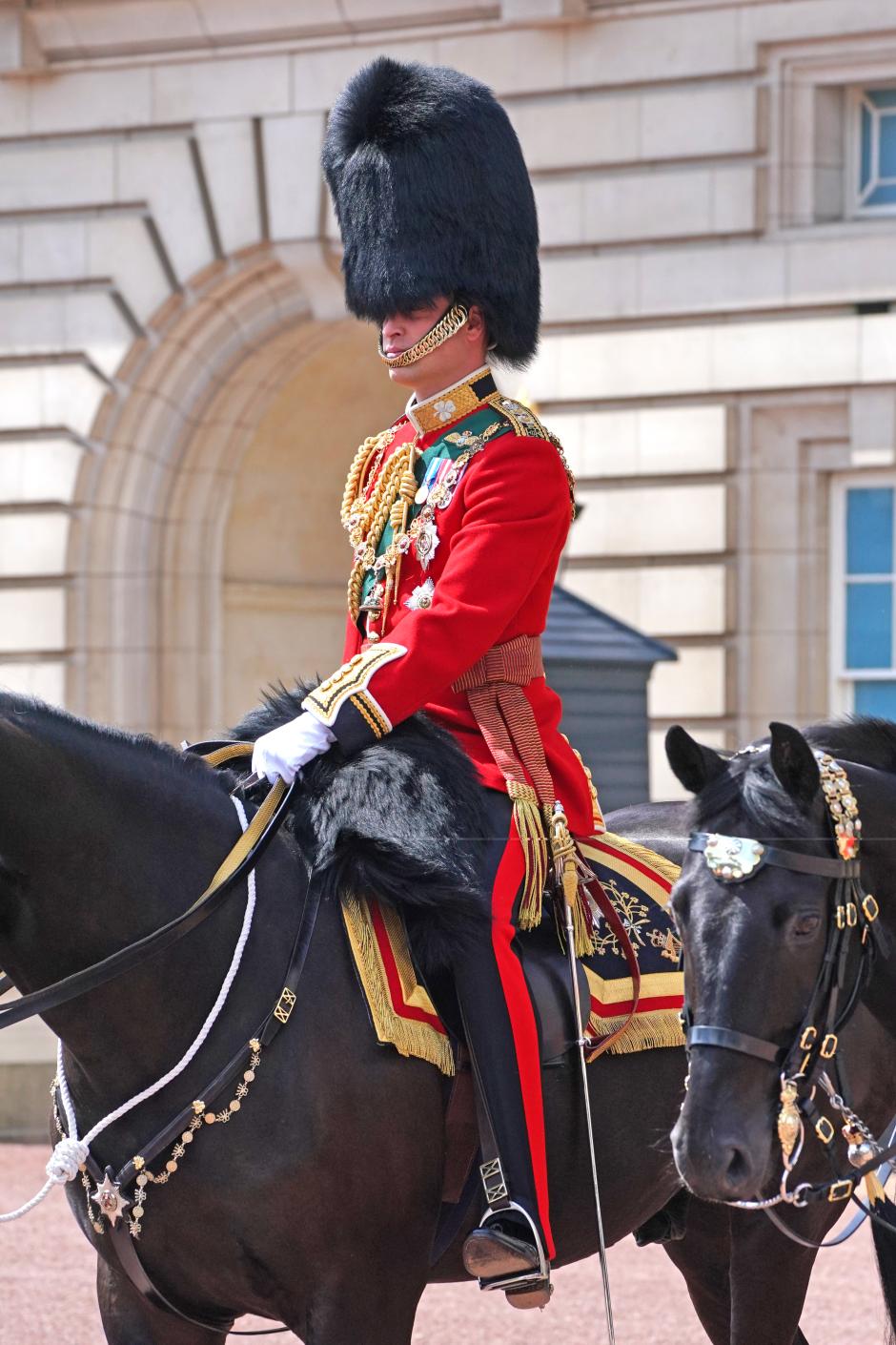 El Príncipe Guillermo, a caballo, en el desfile militar