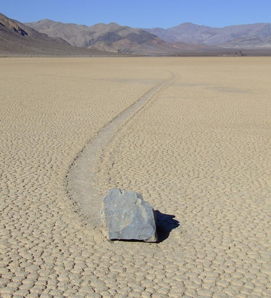 Una "piedra viajera" en el desierto de Mojave