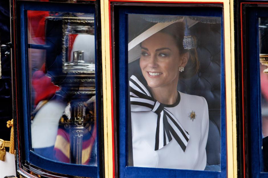 London (United Kingdom), 15/06/2024.- Britain's Catherine Princess of Wales looks on as she travels from Buckingham Palace to Horse Guards Parade inside a carriage during the Trooping the Colour parade in London, Britain, 15 June 2024. The Princess of Wales made her first public appearance since she disclosed that she has been diagnosed with cancer in March 2024. The king's birthday parade, traditionally known as Trooping the Colour, is a ceremonial military parade to celebrate the official birthday of the British sovereign. (Princesa de Gales, Reino Unido, Londres) EFE/EPA/TOLGA AKMEN