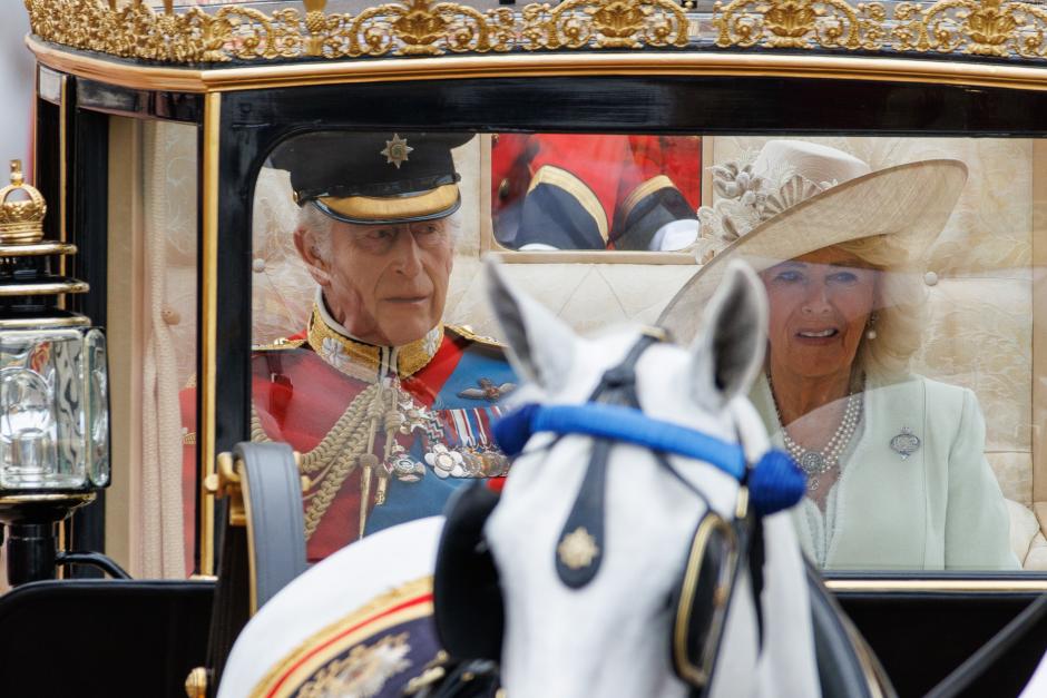 London (United Kingdom), 15/06/2024.- Britain's King Charles III (L) and Queen Camilla (R) travel from Buckingham Palace to Horse Guards Parade inside a carriage during the Trooping the Colour parade in London, Britain, 15 June 2024. The Princess of Wales made her first public appearance since she disclosed that she has been diagnosed with cancer in March 2024. The king's birthday parade, traditionally known as Trooping the Colour, is a ceremonial military parade to celebrate the official birthday of the British sovereign. (Princesa de Gales, Reino Unido, Londres) EFE/EPA/TOLGA AKMEN