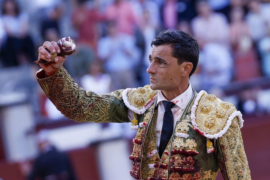 Paco Ureña muestra la oreja que cortó a su segundo toro, el mismo que le volteó peligrosamente