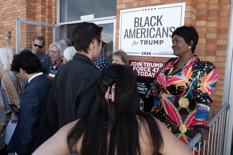 Varias personas hicieron fila para entrar en la iglesia donde Trump dio un discurso