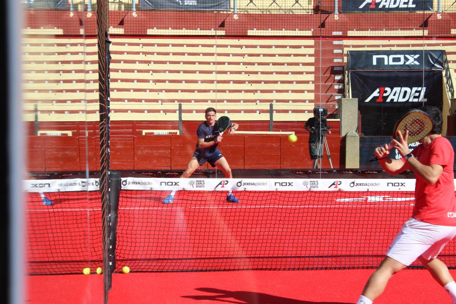 Las gradas de la Plaza de Toros no pararon de animar a los jugadores