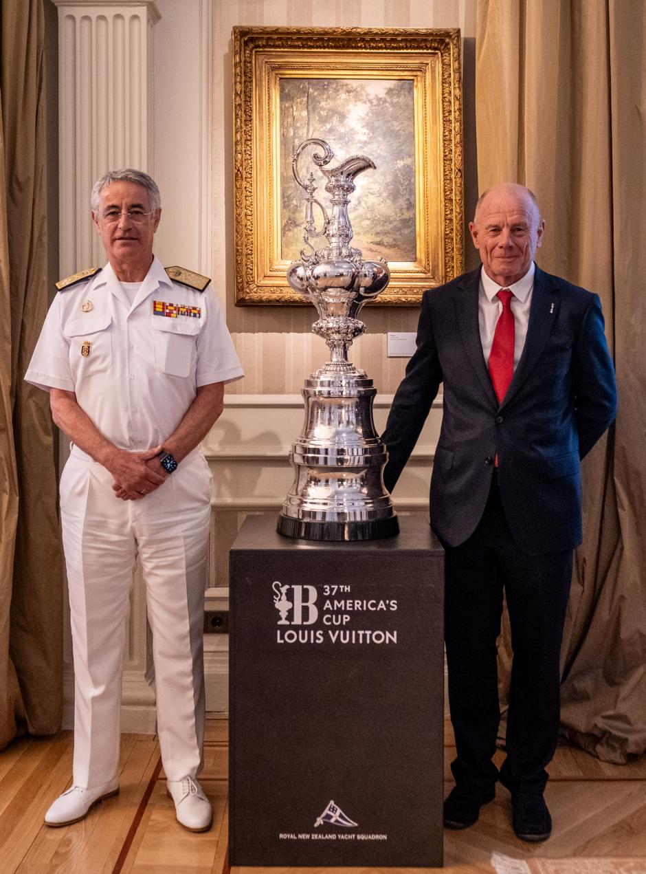 El Almirante Jefe de Estado Mayor de la Armada, Antonio Piñeiro Sánchez, muestra la  Copa América junto al CEO de la entidad organizadora, Grant Dalton