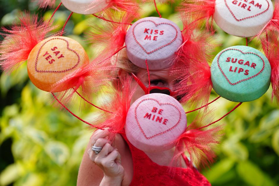 18 June 2024, United Kingdom, Ascot: A racegoer with a Love Hearts themed hat is pictured on day one of Royal Ascot horse race at Ascot Racecourse. Photo: David Davies/PA Wire/dpa
18/6/2024 ONLY FOR USE IN SPAIN