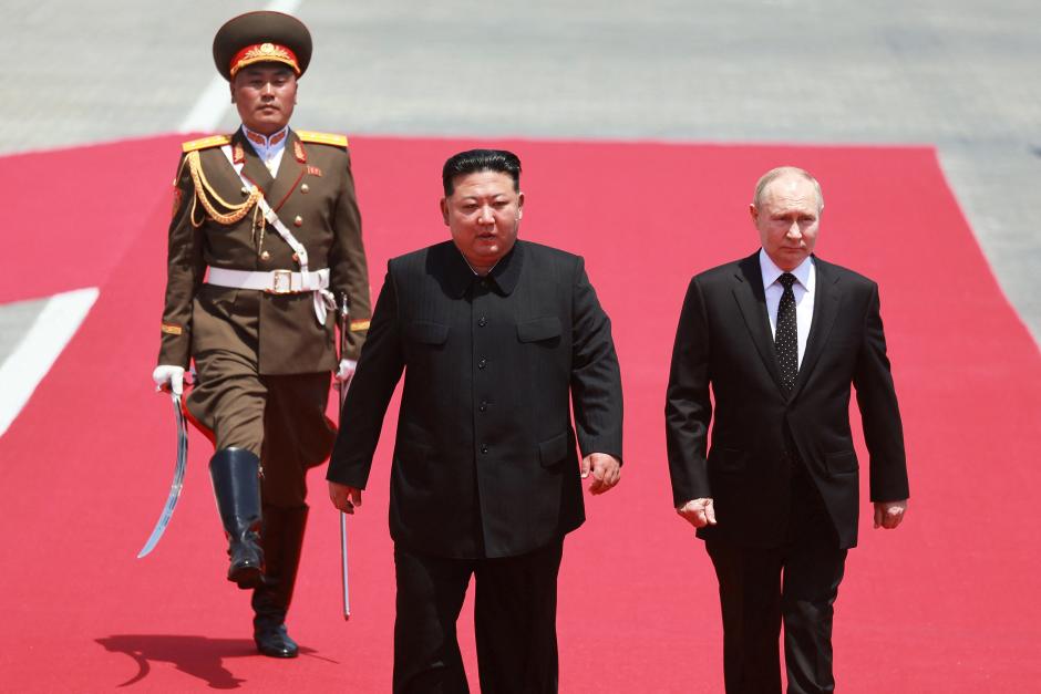 Kim Jong Un y Vladimir Putin en la plaza de Kim Il Sung en Pyonyang