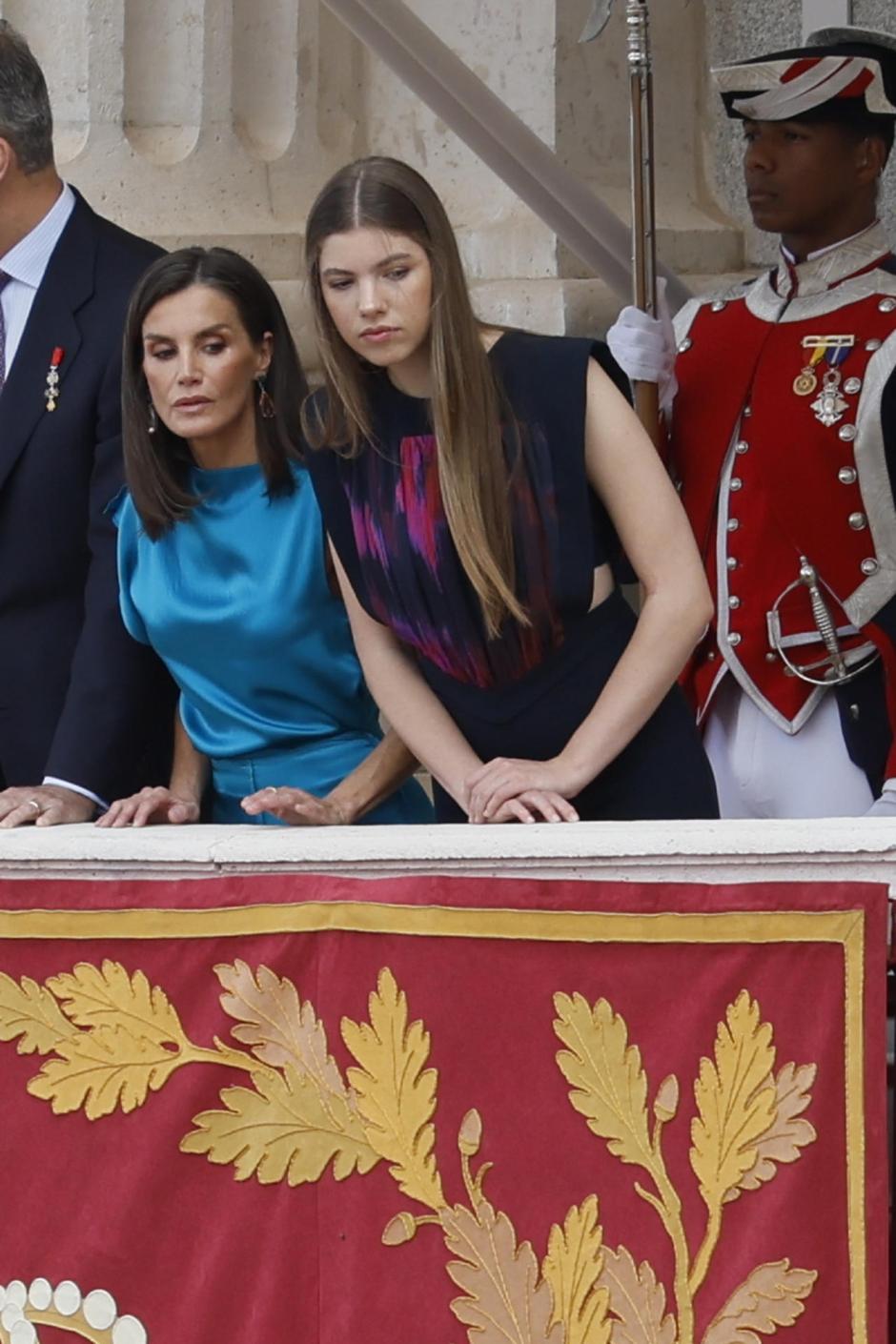 La reina Letizia (i) y la infanta Sofía (d) en el balcón del Palacio Real en Madrid