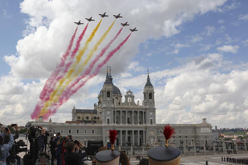 La Patrulla Águila del Ejército del Aire sobrevuela el Patio de Armas del Palacio Real