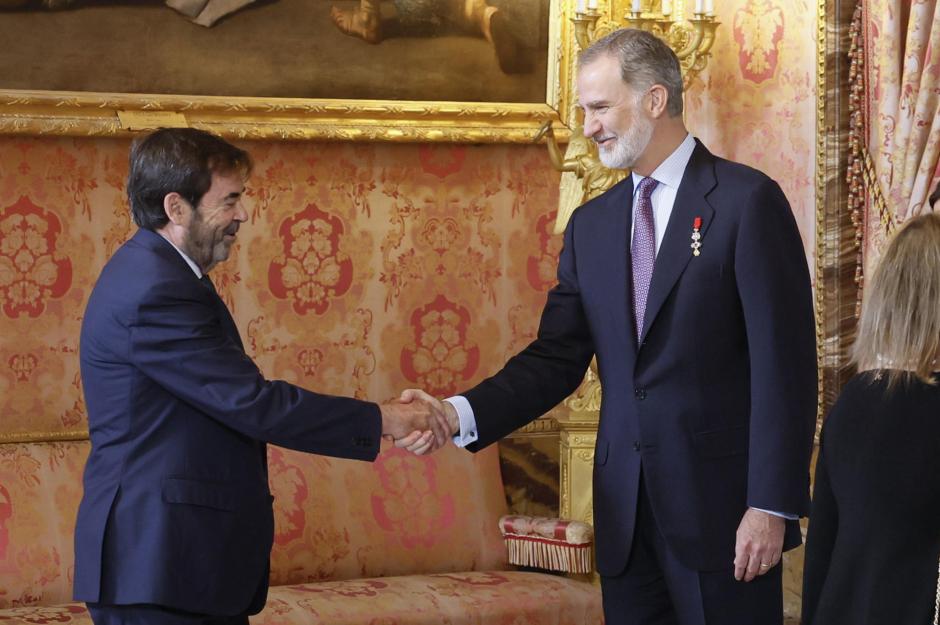 Felipe VI (d) saluda al presidente del Consejo General del Poder Judicial, Vicente Guilarte (i)