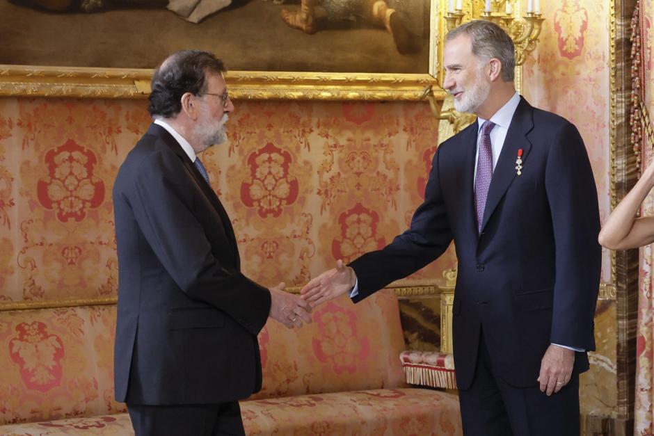 Felipe VI (d) saluda al expresidente del Gobierno Mariano Rajoy (i)