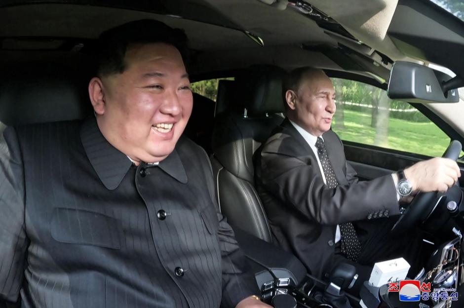 Putin conduce junto a Kim Jong Un en una limusina Aurus, en Pyongyang