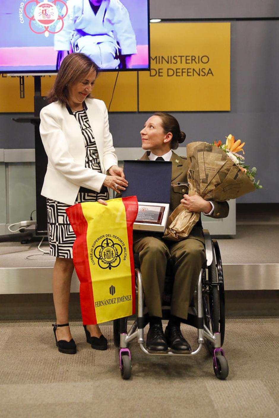 La ministra Robles ha rendido homenaje a la soldado Isabel Fernández por su trayectoria deportiva