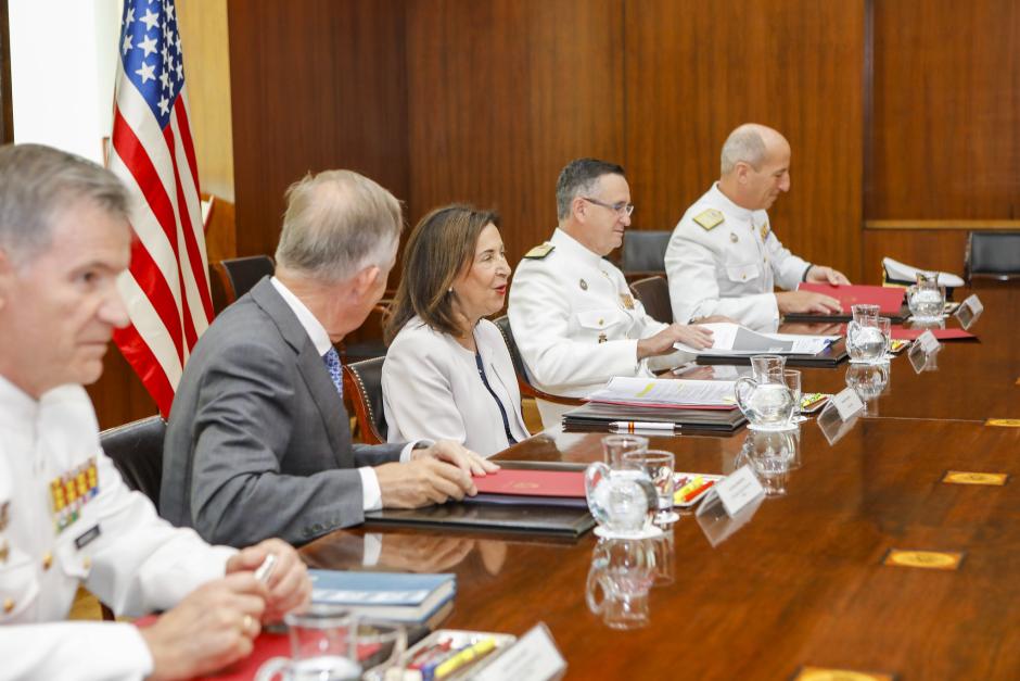 La ministra de Defensa, Margarita Robles, durante el encuentro con el secretario de la Armada de Estados Unidos, Carlos del Toro