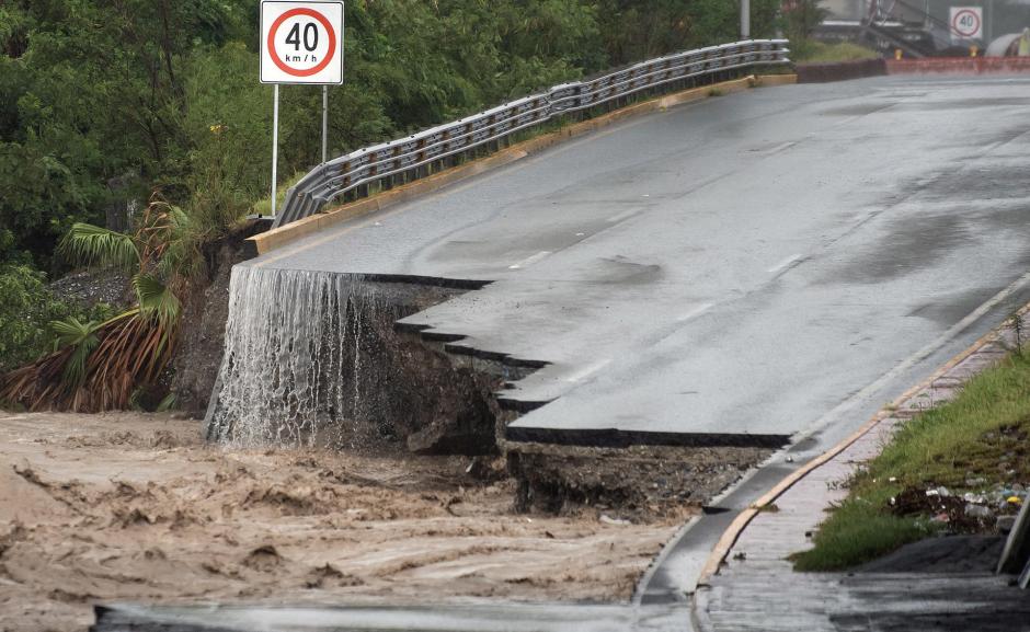 Fotografía de una avenida dañada por el desbordamiento del río Santa Catarina en Monterrey