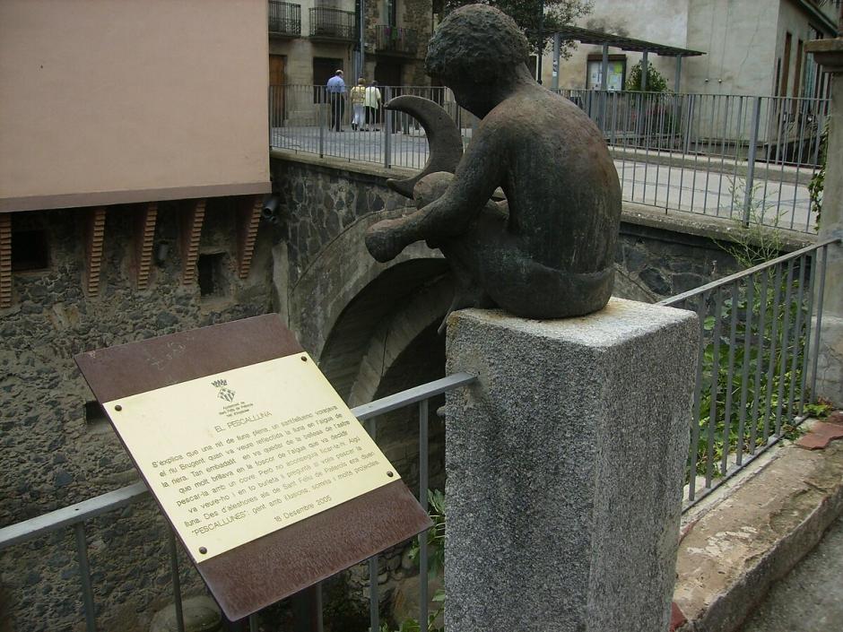 Una estatua en Sant Feliu de Pallerols que representa al 'pescallunes'