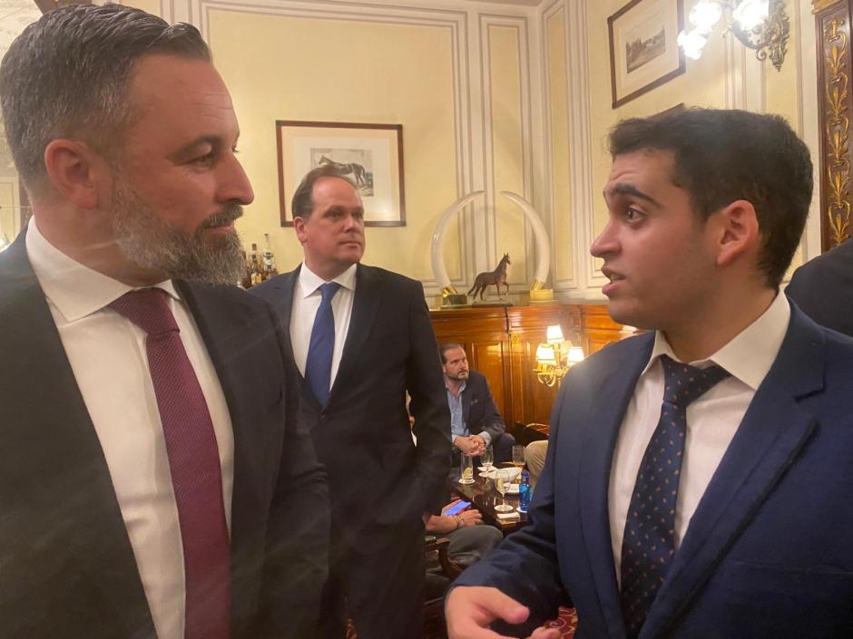 Santiago Abascal en el Casino conversa con un joven