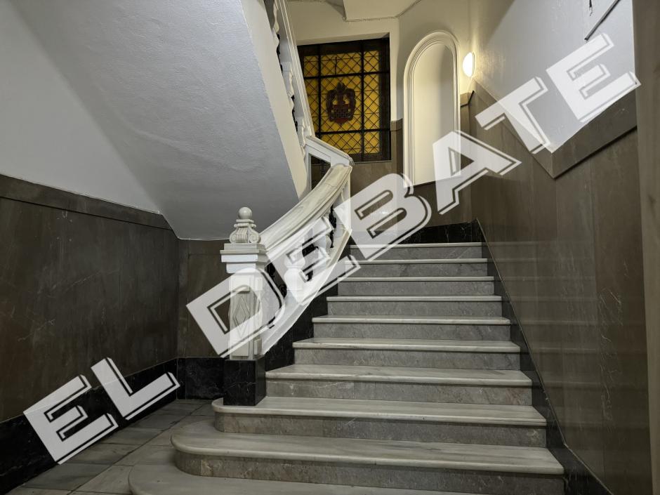 Acceso al piso donde la Diputación de Badajoz ha camuflado el despacho del hermano de Pedro Sánchez