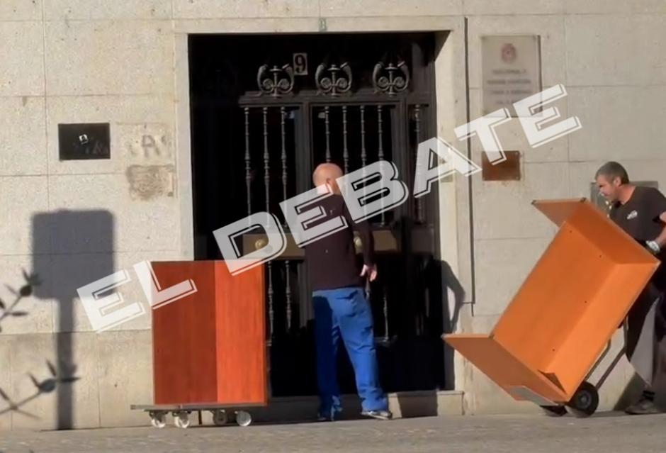 Montaje exprés del despacho del hermano de Pedro Sánchez en Badajoz