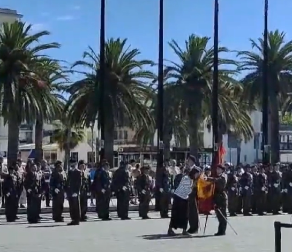 Momento en el que una mujer besa la bandera de España durante la Jura organizada por el Ejército de Tierra en Salou