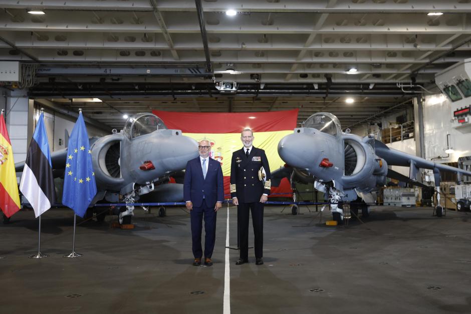 El Rey y el presidente de Estonia, Alar Karis, en el buque Juan Carlos I atracado en Tallín