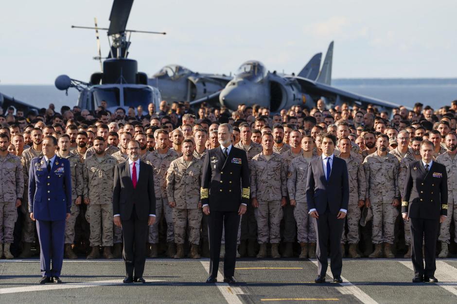 Don Felipe, con la dotación del Juan Carlos y del Blas de Lezo en Tallin