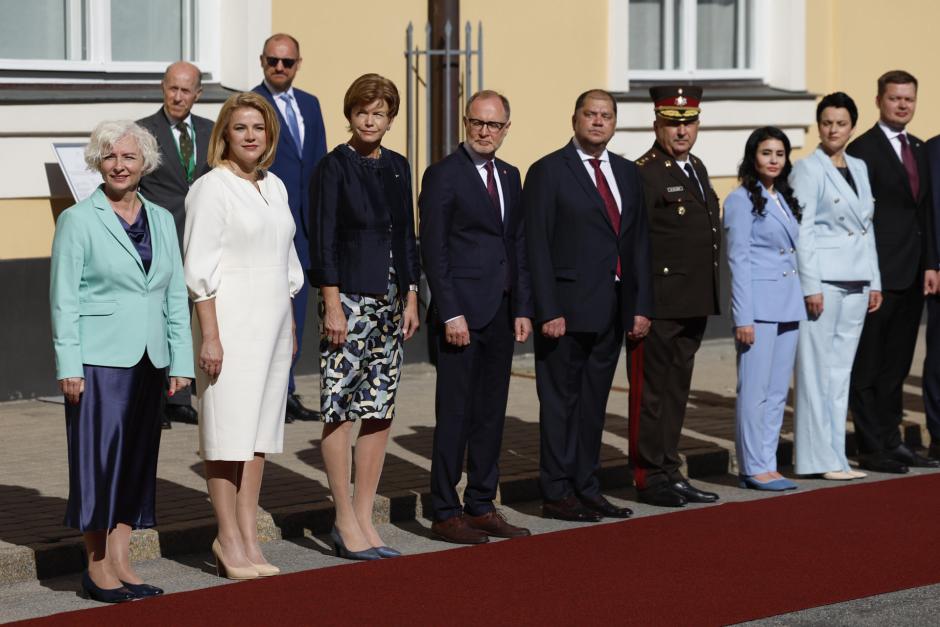La presidenta del Parlamento letón, la primera ministra, la ministra de Exteriores y el ministro de Defensa, en el recibimiento al Rey