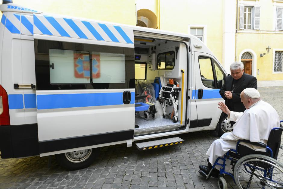 El Papa Francisco bendice la tercera ambulancia que ha donado a Ucrania