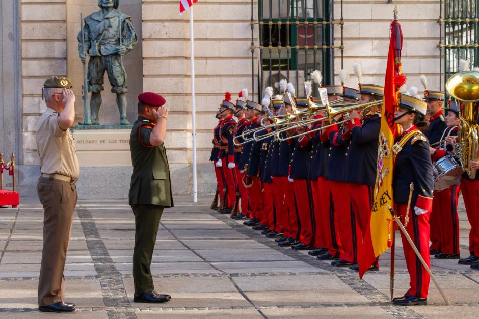 Una delegación del Ejército malayo es recibida en el Palacio de Buenavista