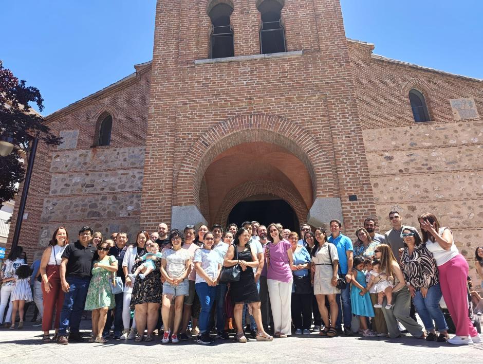 Las 18 parejas, algunas con sus hijos, que participaron hace unos días en el cursillo prematrimonial