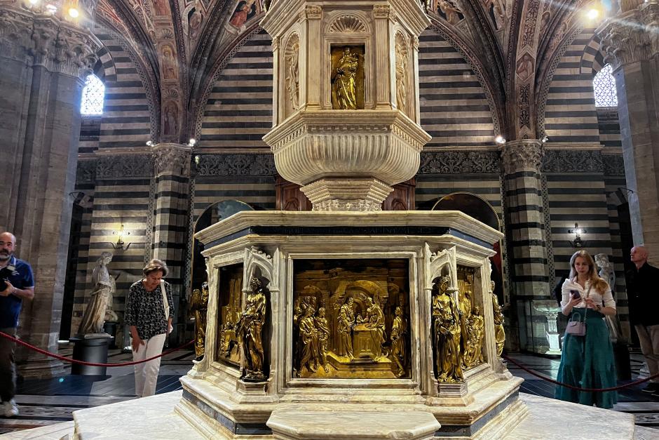 La catedral de la ciudad italiana de Siena presenta restaurada la pila bautismal realizada por maestros del Renacimiento como Donatello, entre otros, después de tres años de labores que permitirán desde este martes su visita al público