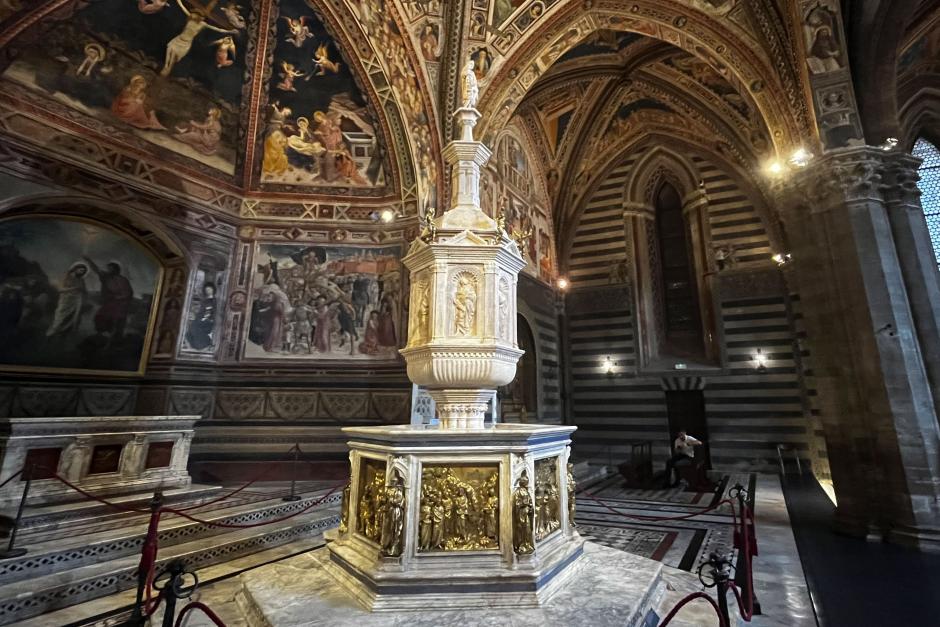 La catedral de la ciudad italiana de Siena presenta restaurada la pila bautismal realizada por maestros del Renacimiento como Donatello, entre otros, después de tres años de labores que permitirán desde este martes su visita al público