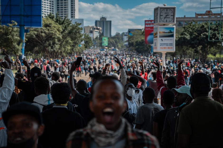 Miles de manifestantes se dirigieron al Parlamento en Nairobi para protestar por la reforma tributaria