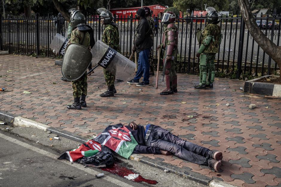 El cuerpo de un manifestante yace en el suelo tras el intento de asalto al Parlamento de Kenia