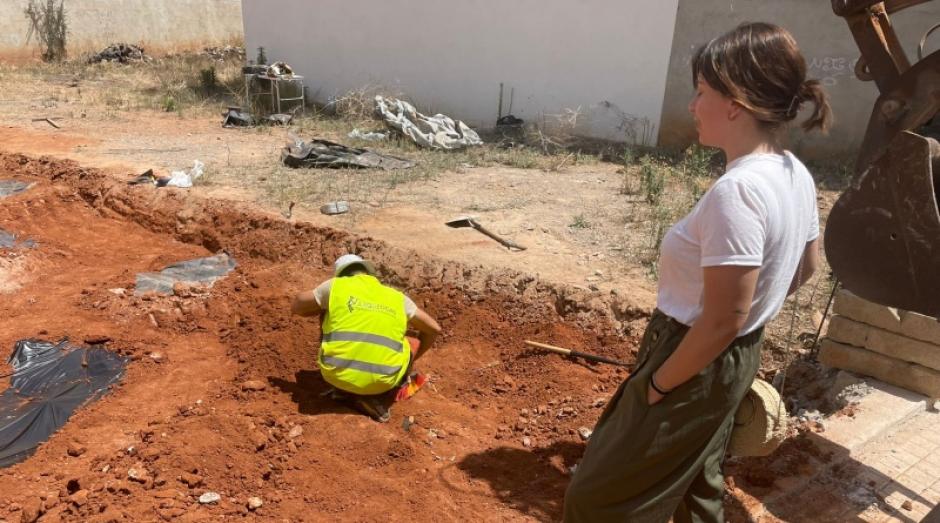 La alcaldesa supervisa los trabajos arqueológicos de la nueva necrópolis musulmana hallada en Bechí