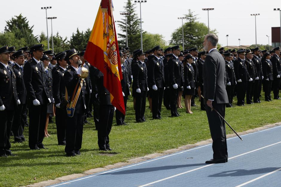 Don Felipe saluda a la bandera en la Escuela Nacional de Policía de Ávila