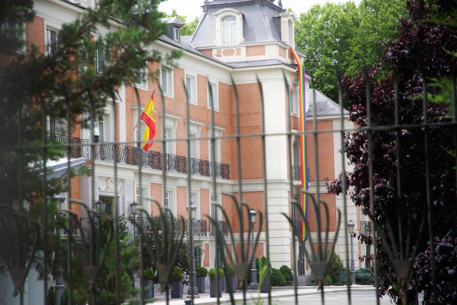 Imagen de la bandera LGTBI extendida en la fachada del Palacio de La Moncloa