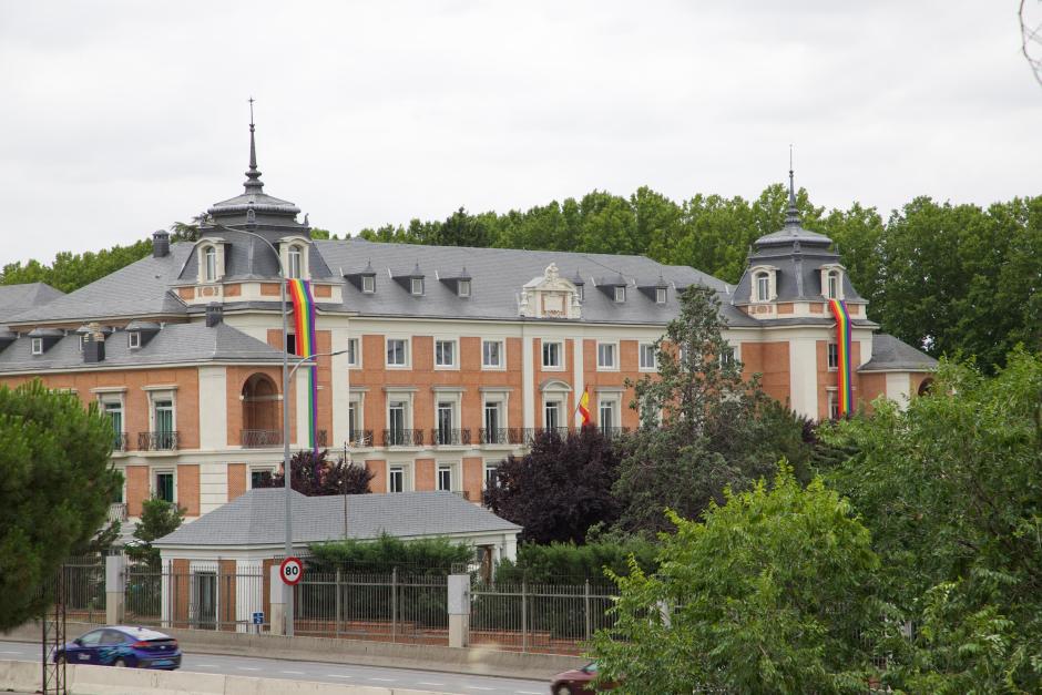 Vista general de la bandera colocada en la fachada de La Moncloa