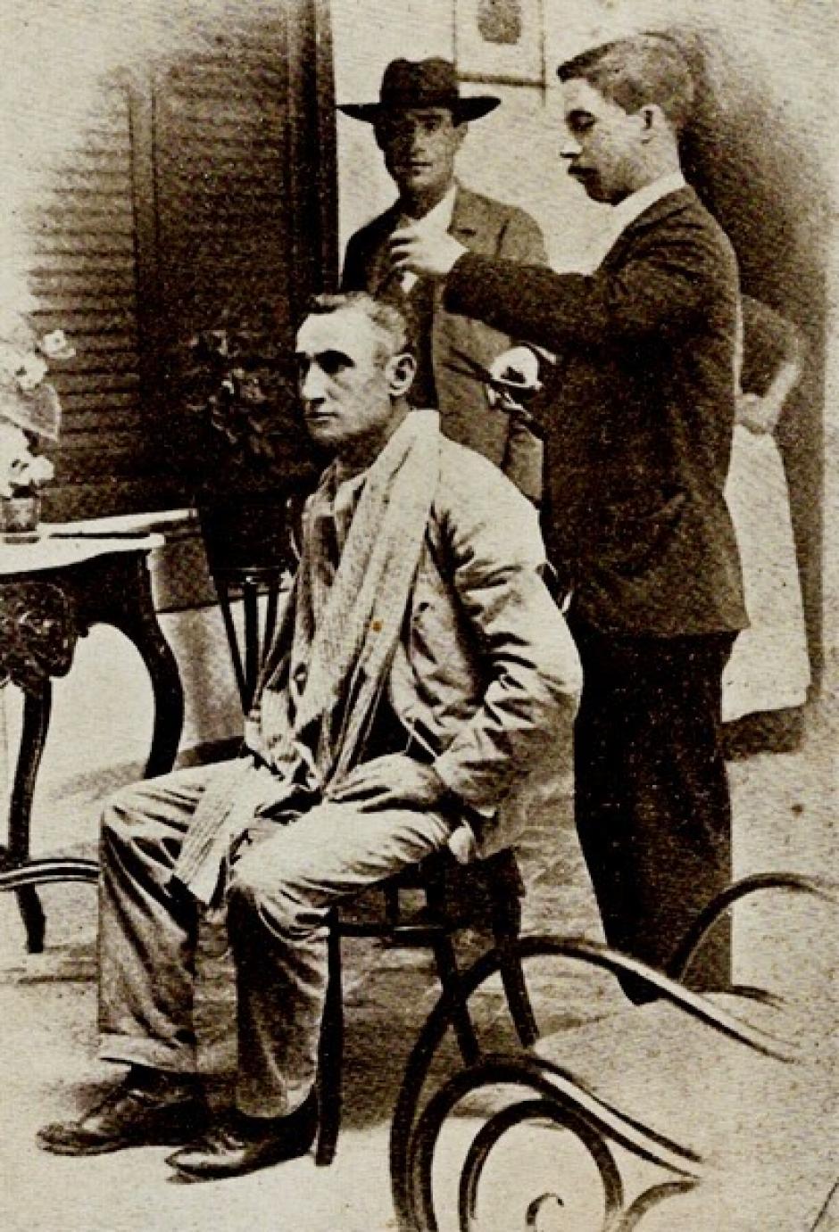 El barbero Miguel Carrasco corta la coleta de Lagartijo