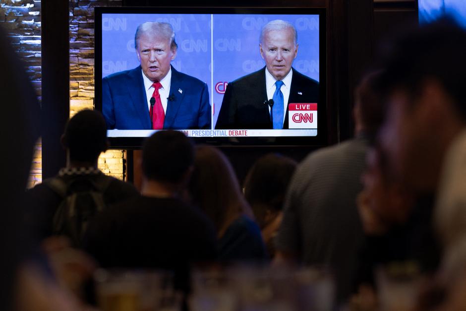 Un grupo de votantes de Chicago ve el debate entre Trump y Biden emitido por la CNN