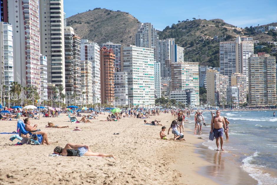 Turistas toman el sol en una de las playas de Benidorm