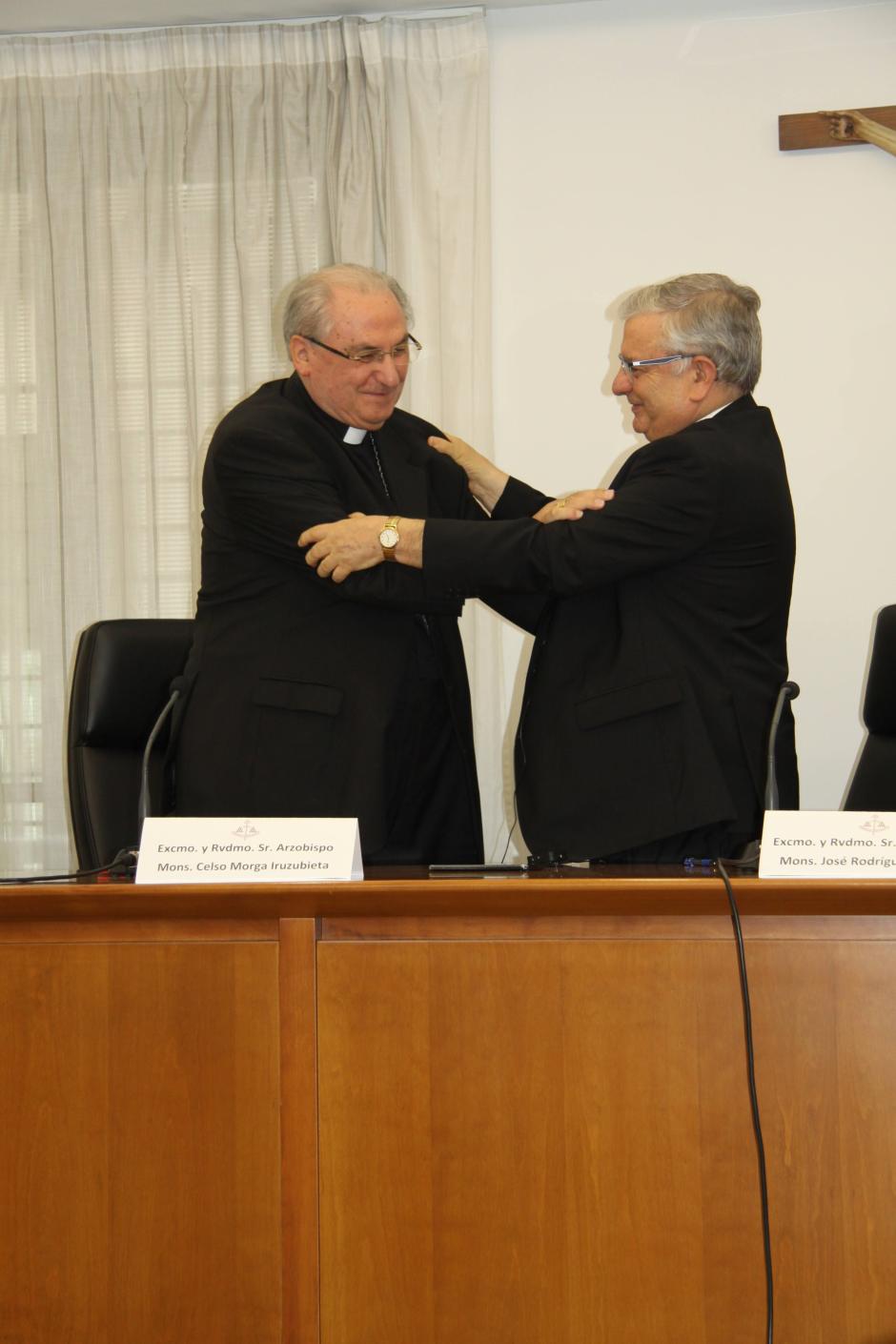 El abrazo entre el arzobispo emérito de Mérida-Badajoz, Celso Morga (i), y el nuevo arzobispo, José Rodríguez (d)