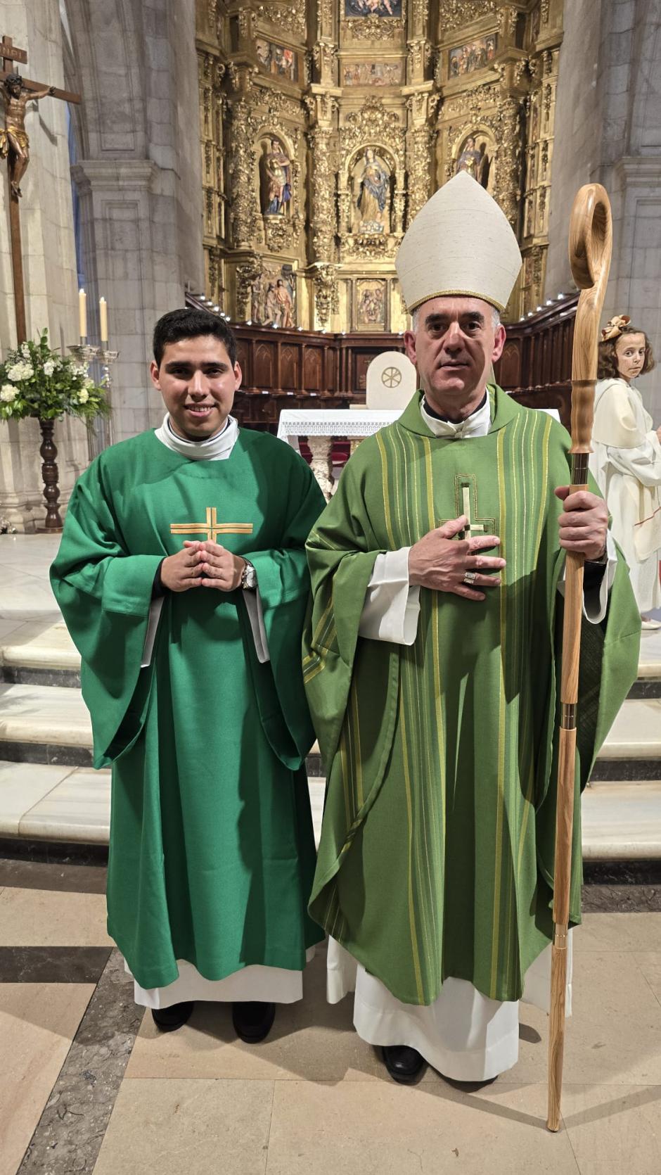 Eliar Omar Blandón, junto al obispo de Santander, Arturo Pablo Ros Murgadas, tras ser ordenado diácono