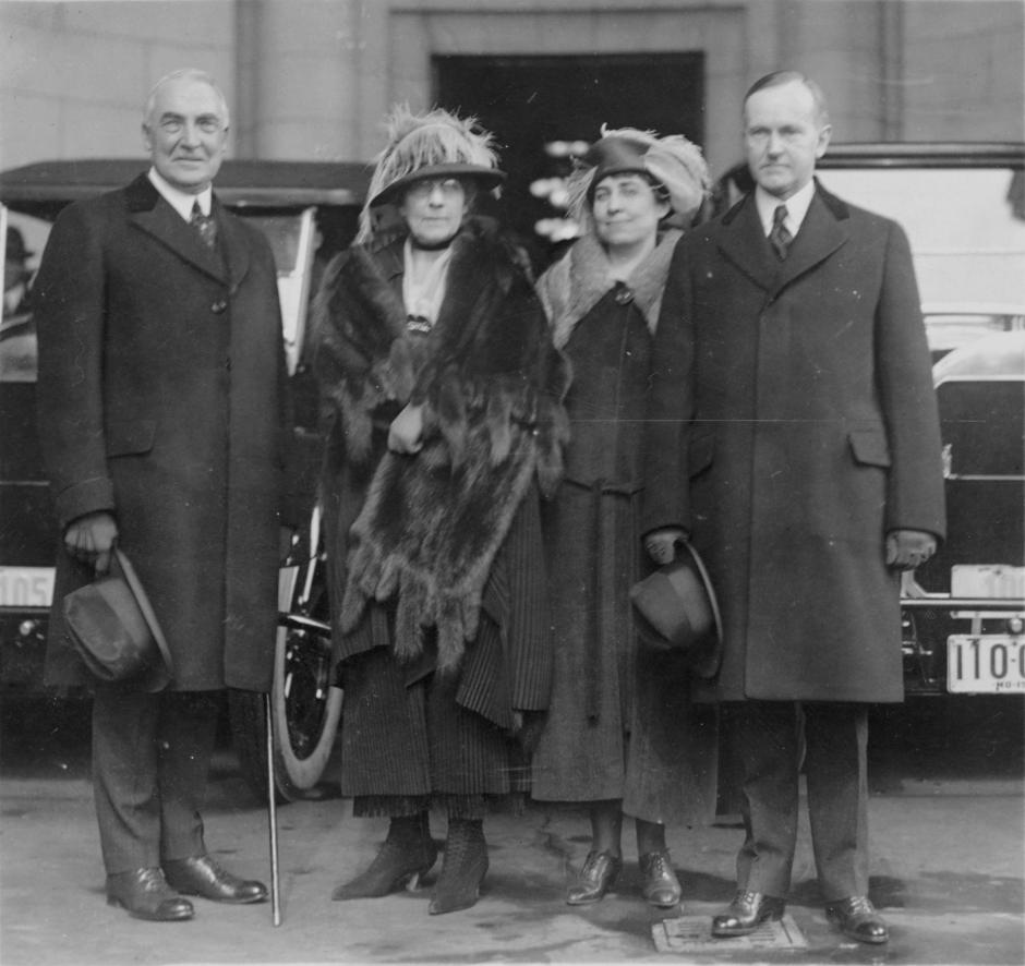 El presidente Harding, el vicepresidente Coolidge y sus respectivas esposas