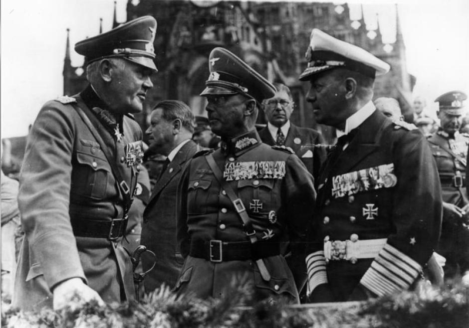 Werner von Fritsch (centro) con Werner von Blomberg (izquierda) y Erich Raeder (derecha) en 1936