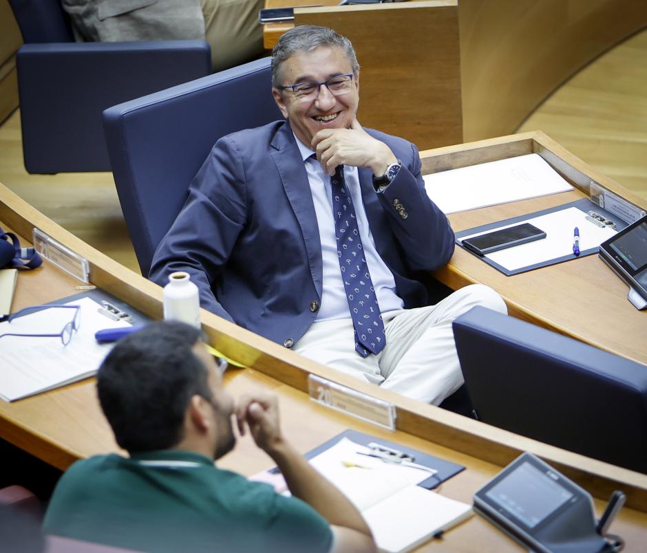 El consejero valenciano de Educación, José Antonio Rovira, sonríe a Vicent Marz'a, que estuvo en el cargo entre 2015 y 2022