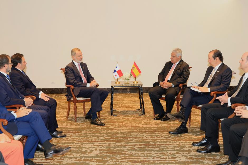Reunión bilateral del Rey con el nuevo presidente de Panamá y sus respectivas delegaciones