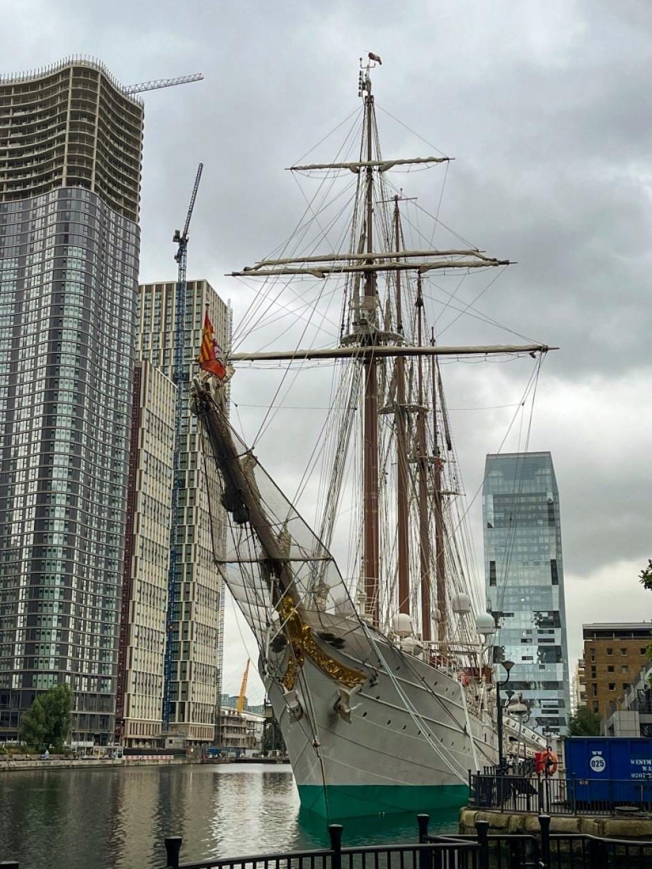 Imponente imagen del buque escuela Juan Sebastián de Elcano en Londres