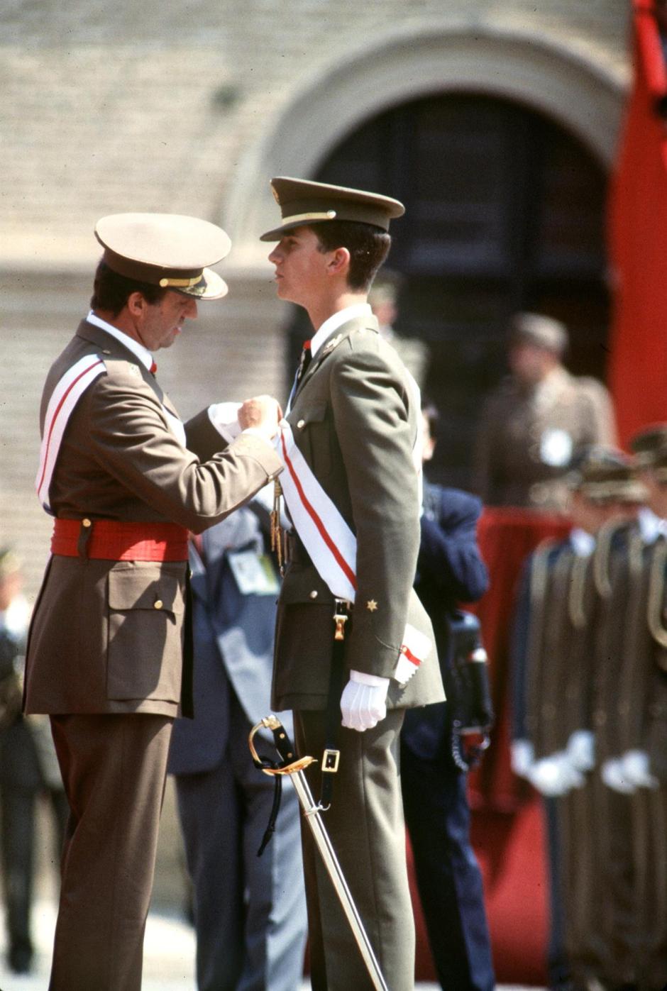 Don Juan Carlos impone al Príncipe de Asturias la Gran Cruz de la Orden al Mérito Militar con distintivo blanco el 10 de julio de 1986 en Zaragoza
