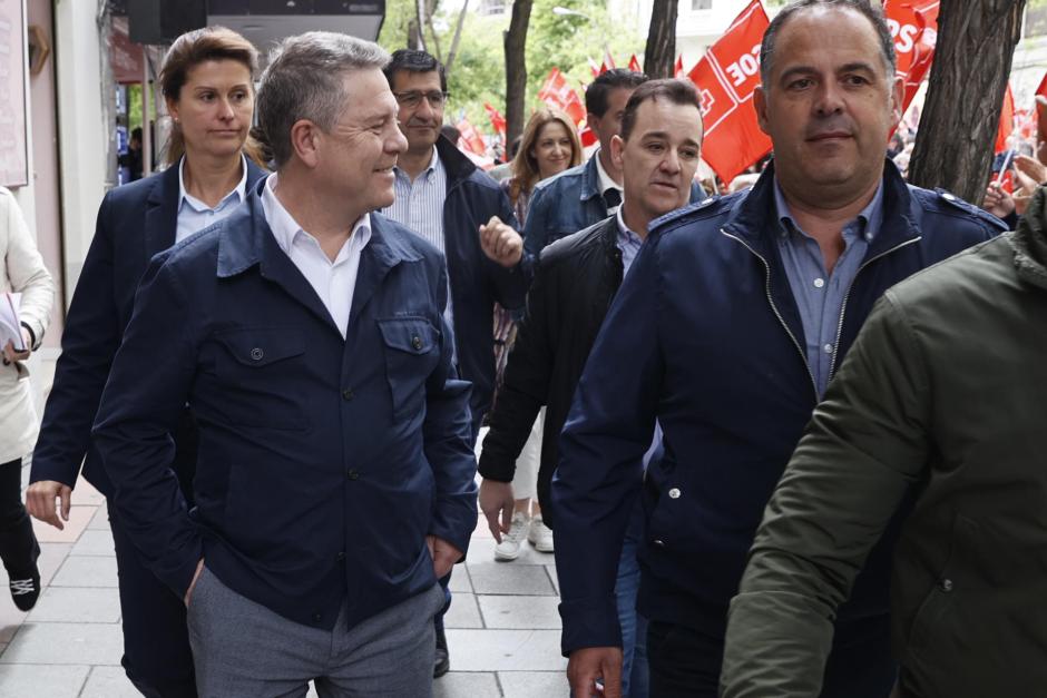 El presidente de la Junta de Castilla-La Mancha, Emiliano García-Page (i), a su llegada a la sede socialista de Ferraz